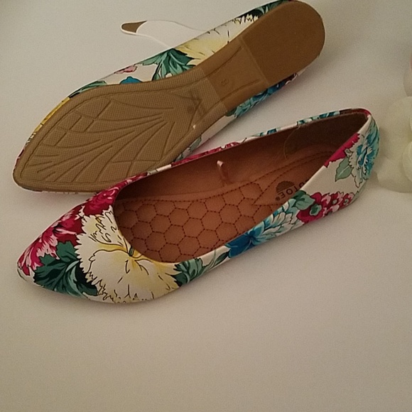 Gold Toe Floral Shoes - Picture 6 of 7